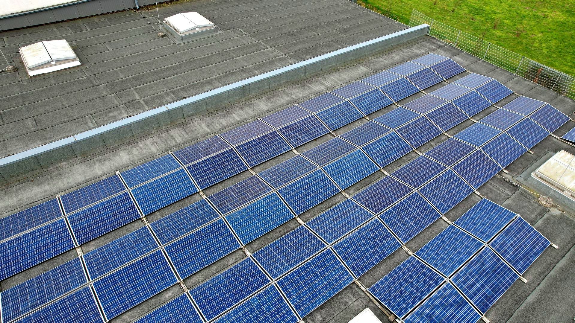 Die Solarmodule erstrecken sich über das Dach und stellen sicher, dass eine hohe Energieausbeute erzielt wird.