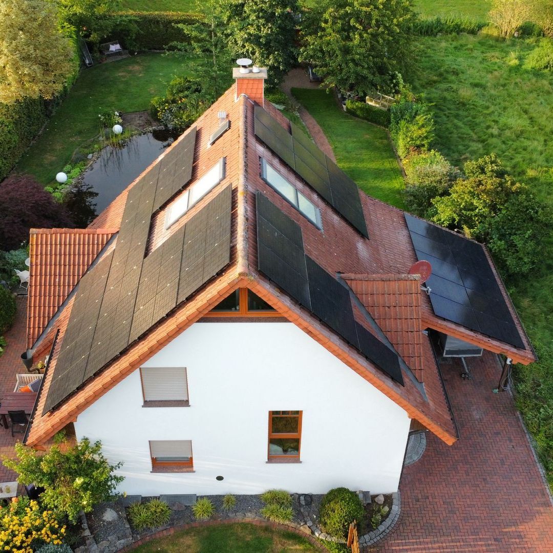 Ein Haus mit Solarpaneelen auf beiden Dachflächen des Satteldachs.