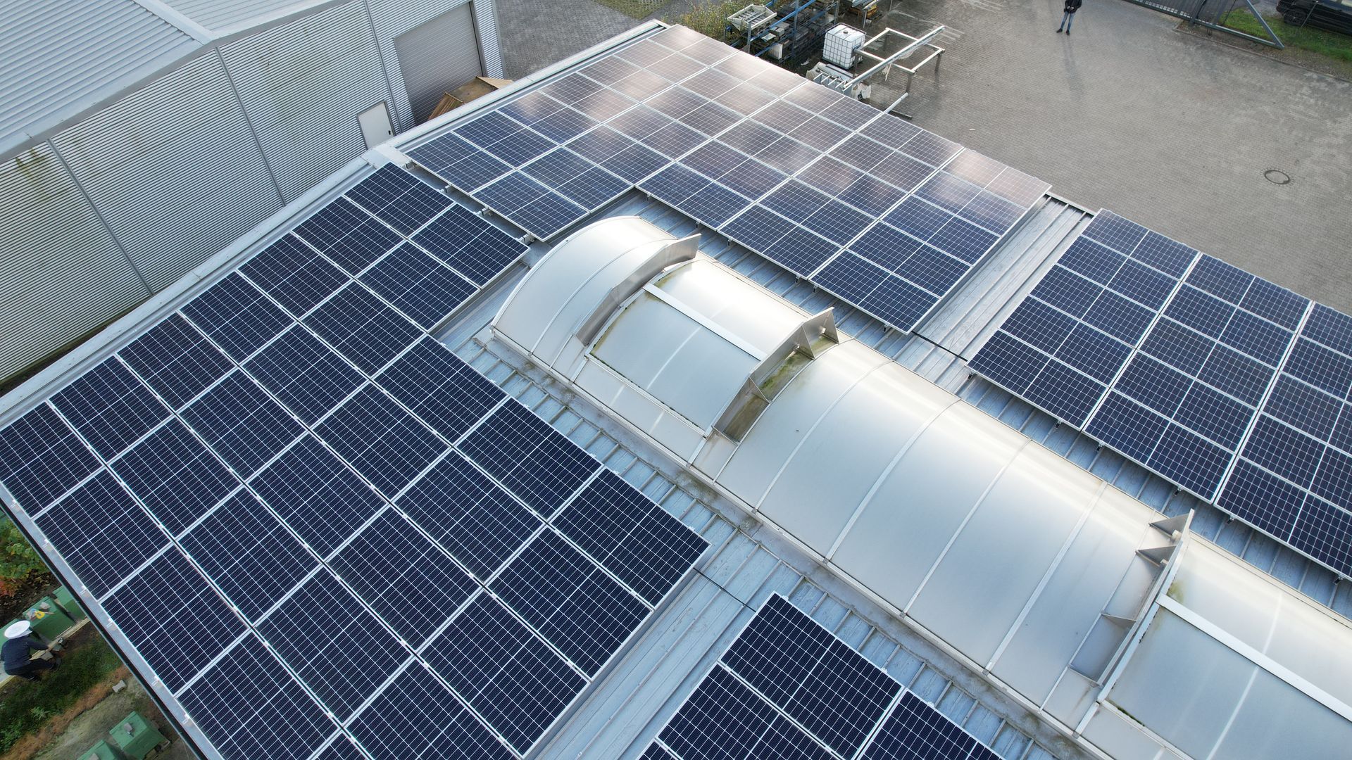 Eine leistungsstarke Solaranlage mit mehreren Solarmodulen auf einem Gebäude, die saubere Energie erzeugt.