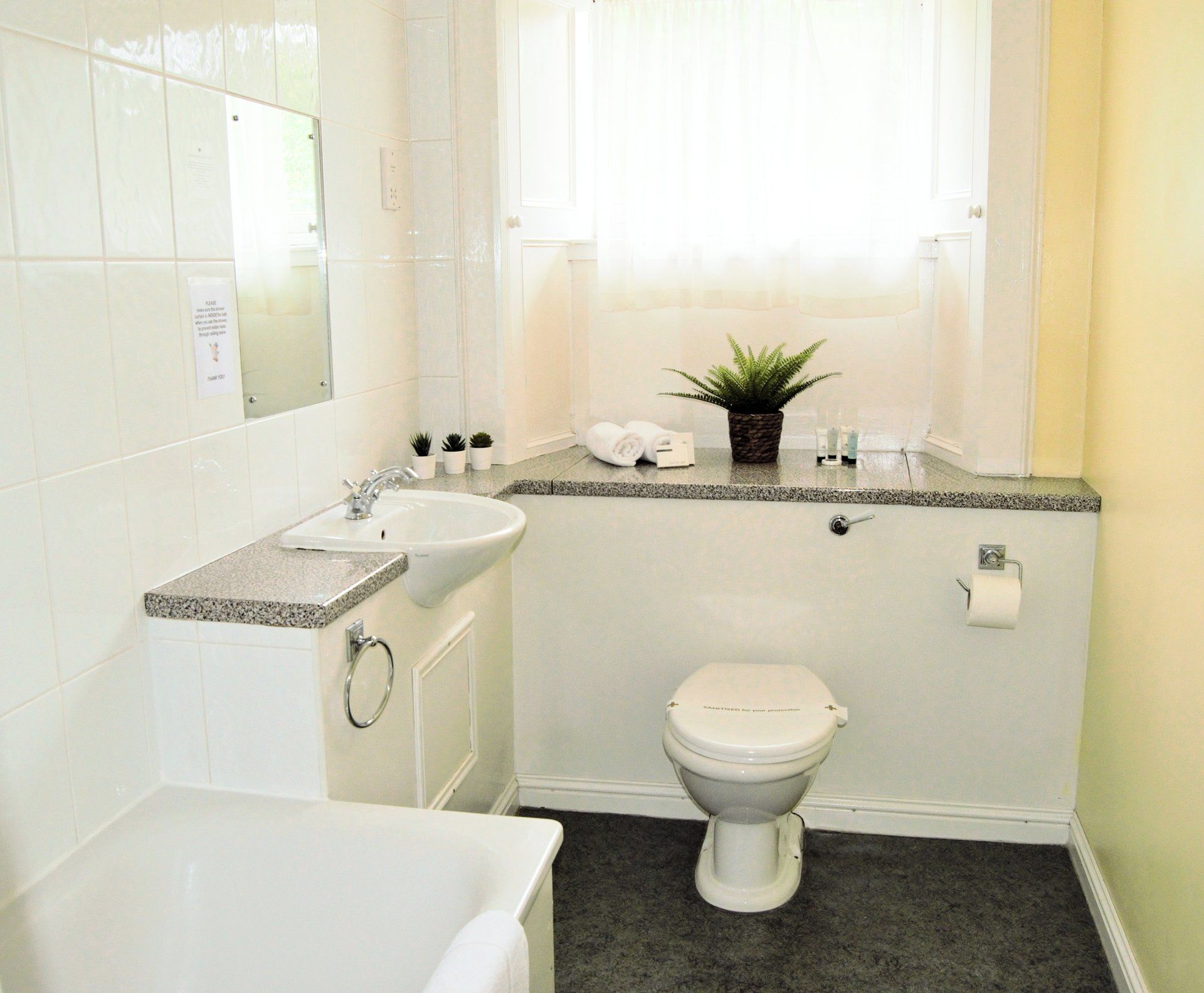 Bridge of Cally Hotel, Superior bathroom