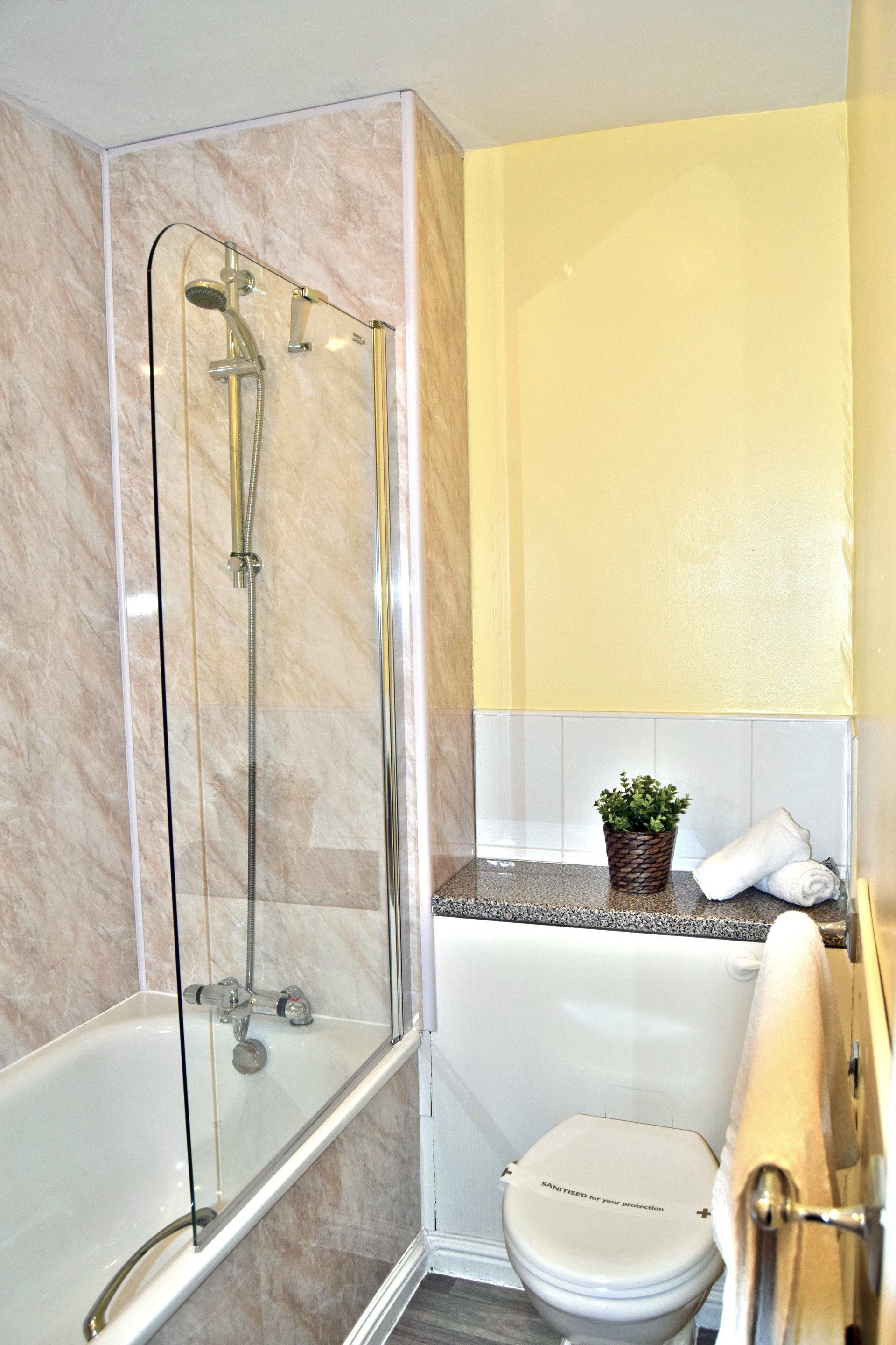 Bridge of Cally Hotel, Standard double bathroom