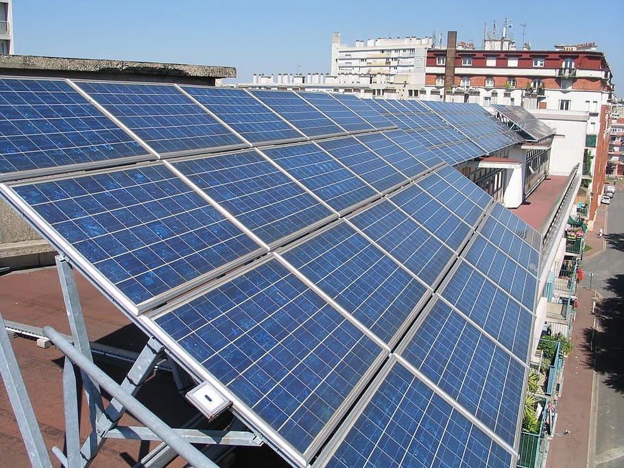 Instalación fotovoltaica con paneles solares en viviendas y comunidades de vecinos