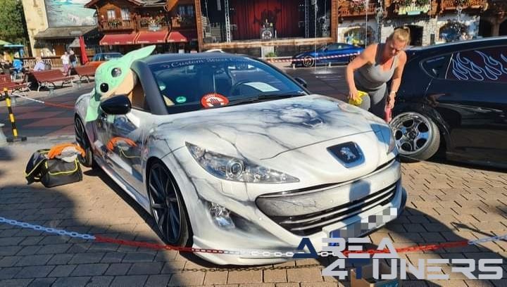 Cars And Coasters
Imagen del reportaje de la revista Tuning Area4tuners.es, de la concentración de coches Tuning del año 2024 en Habloch, Alemania.