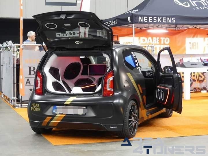 100% Auto Live
Imagen del reportaje de la revista Tuning Area4tuners.es, de la concentración de coches Tuning del año 2024 en Rotterdam, Holanda.