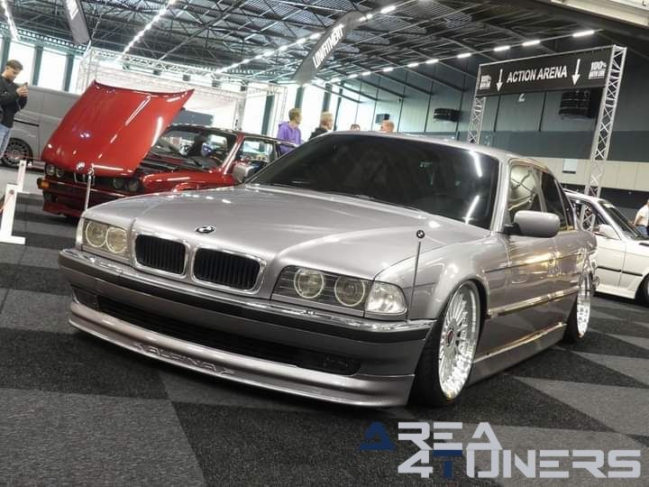 100% Auto Live
Imagen del reportaje de la revista Tuning Area4tuners.es, de la concentración de coches Tuning del año 2024 en Rotterdam, Holanda.