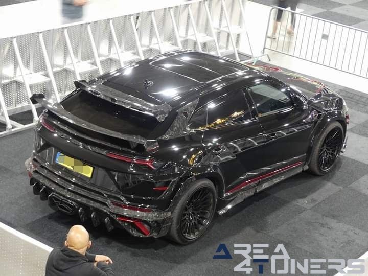 100% Auto Live
Imagen del reportaje de la revista Tuning Area4tuners.es, de la concentración de coches Tuning del año 2024 en Rotterdam, Holanda.