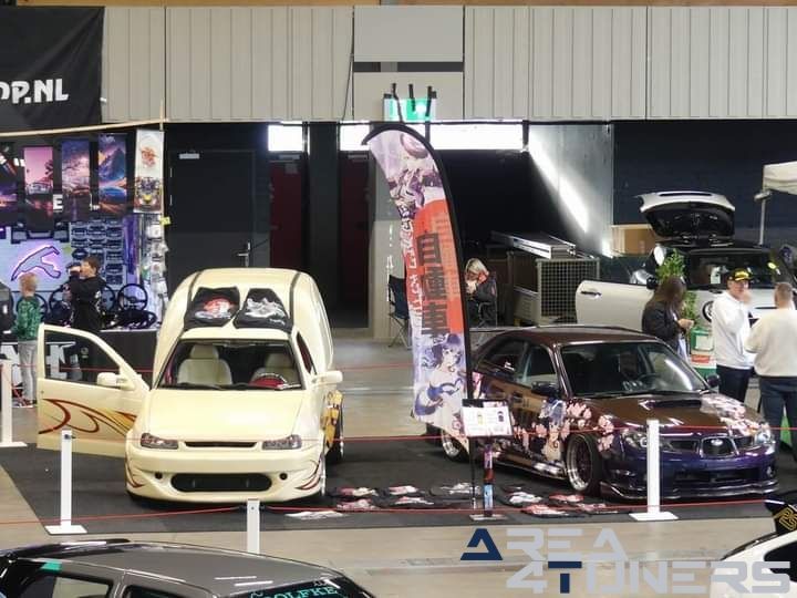 100% Auto Live
Imagen del reportaje de la revista Tuning Area4tuners.es, de la concentración de coches Tuning del año 2024 en Rotterdam, Holanda.