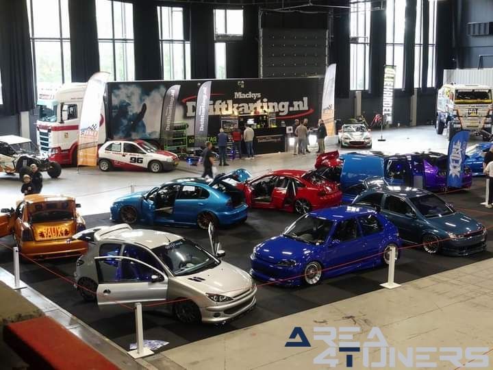 100% Auto Live
Imagen del reportaje de la revista Tuning Area4tuners.es, de la concentración de coches Tuning del año 2024 en Rotterdam, Holanda.