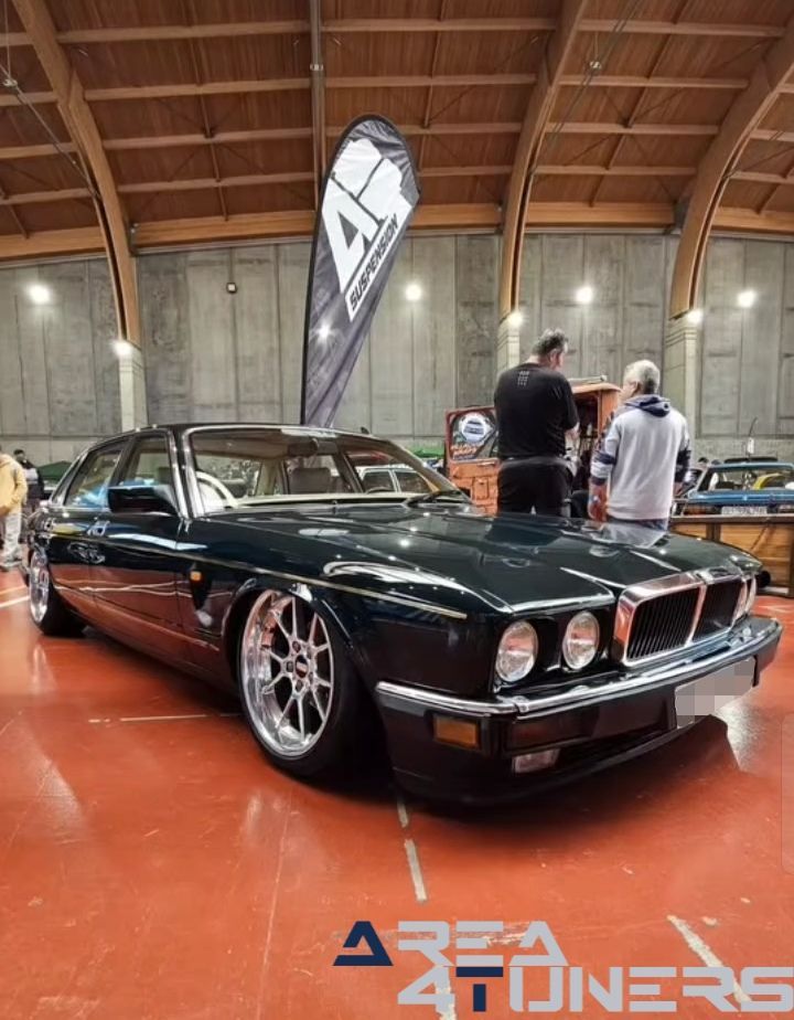 Guarida Motor Show 2026
Imagen del reportaje de la revista Tuning Area4tuners.es, de la concentración de coches Tuning del año 2025 en Teruel, España.