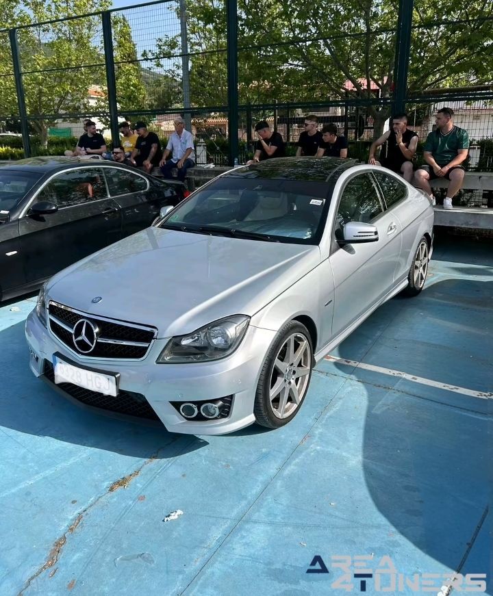 4a KDD Robledollano
Imagen del reportaje de la revista Tuning Area4tuners.es, de la concentración de coches Tuning del año 2025 en Robledollano, Cáceres, España.
