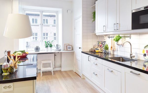 cocina blanca con suelo de madera