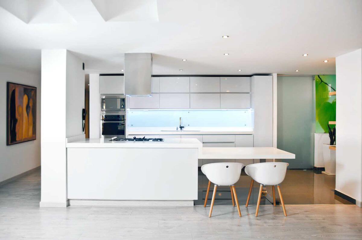 cocinas abiertas al salon con barra suelo gris y madera