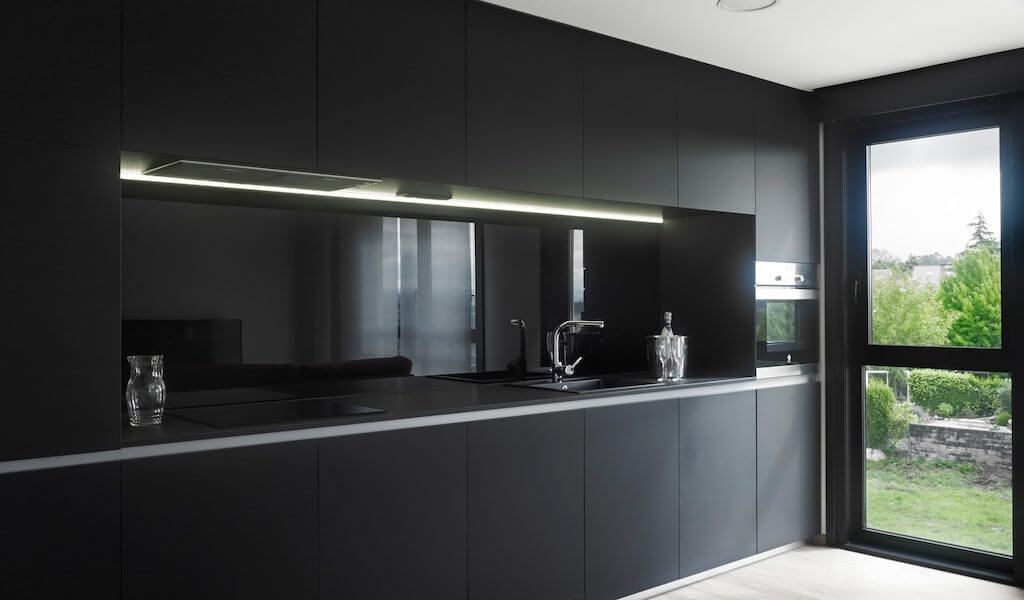 cocina en negro con frontix negro
