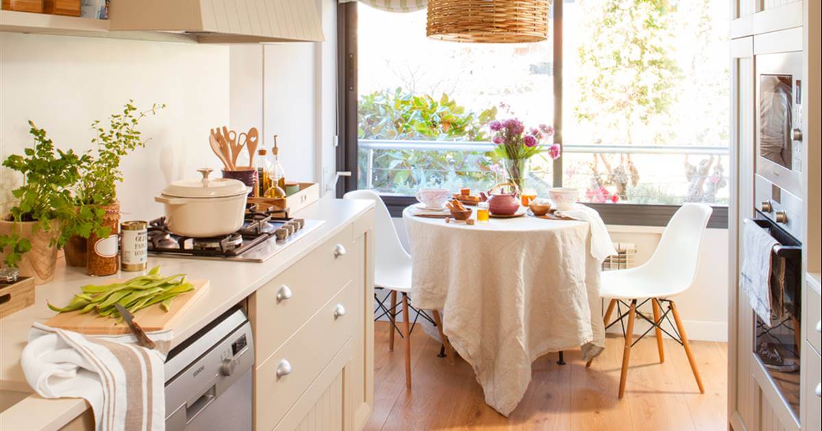 cocina cálida y acogedora moderna