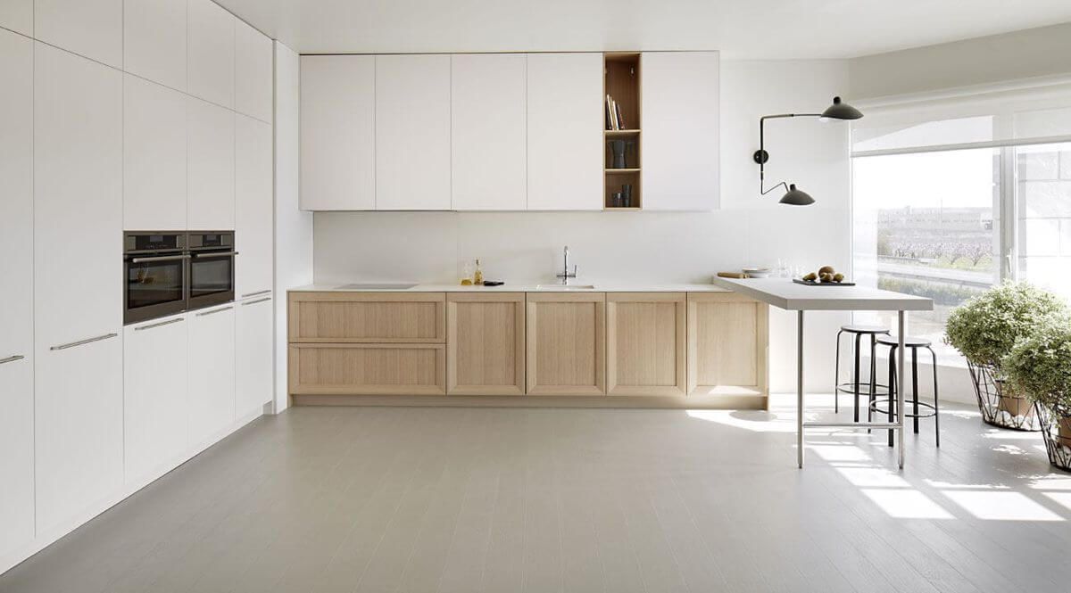 cocina blanca combinada con madera