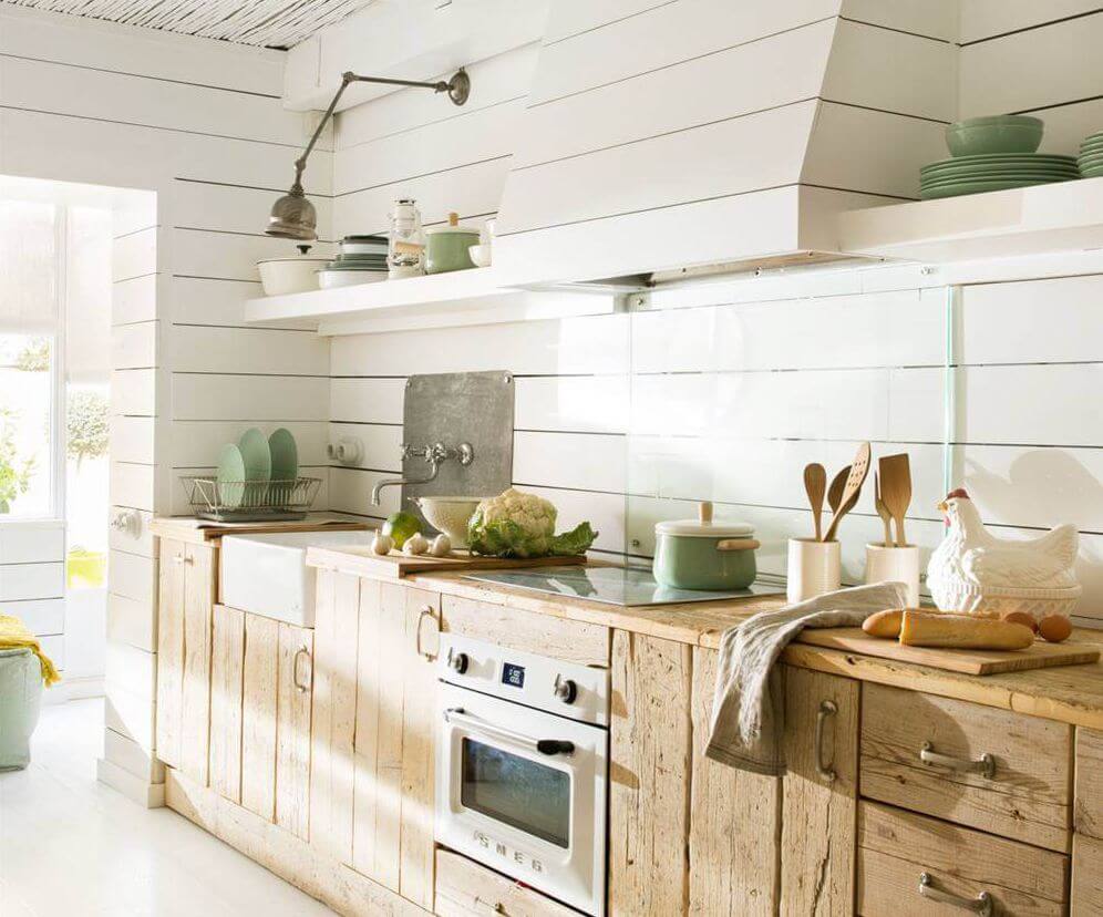 cocina blanca y madera rustica actualizada