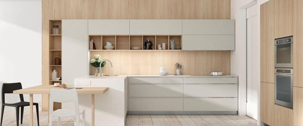 cocina blanca y madera clara