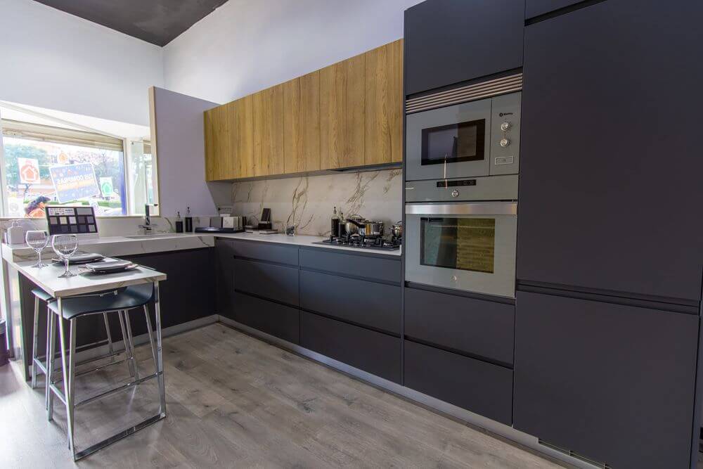 cocina elegante clasica antracita madera