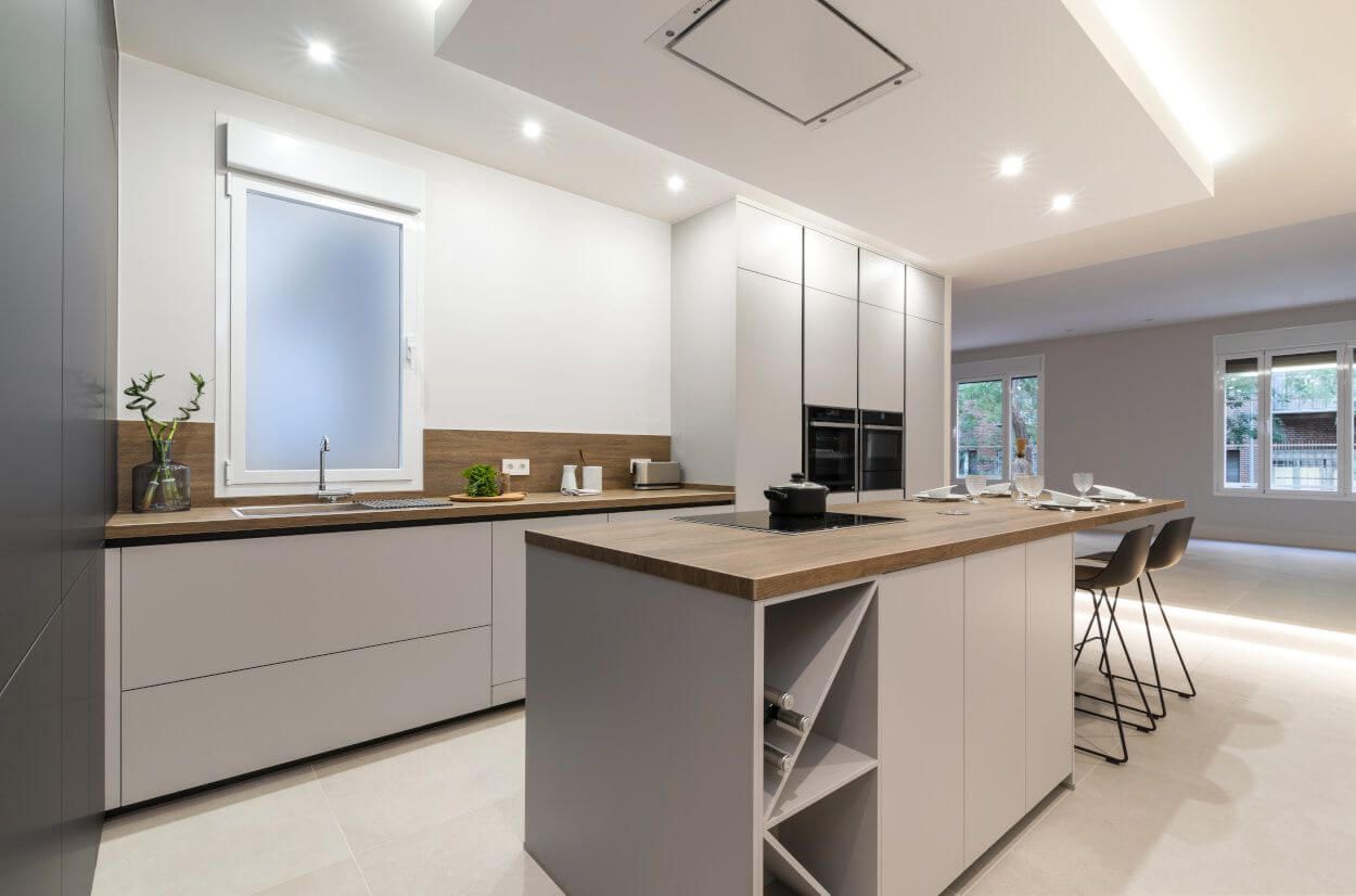 cocina color crema y encimera de madera