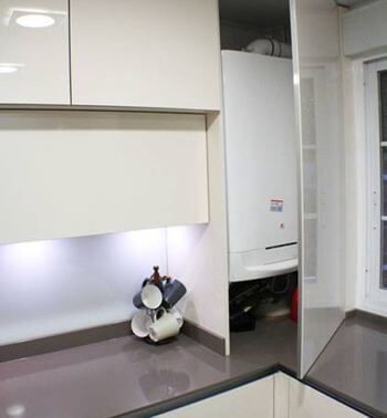 cocina con caldera amueblada