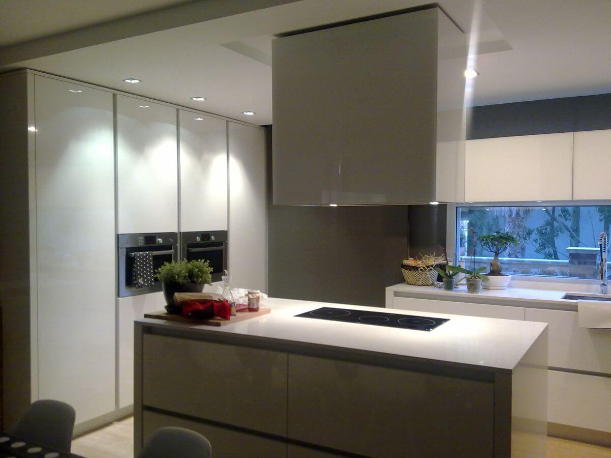 cocina cuadrada con isla blanca