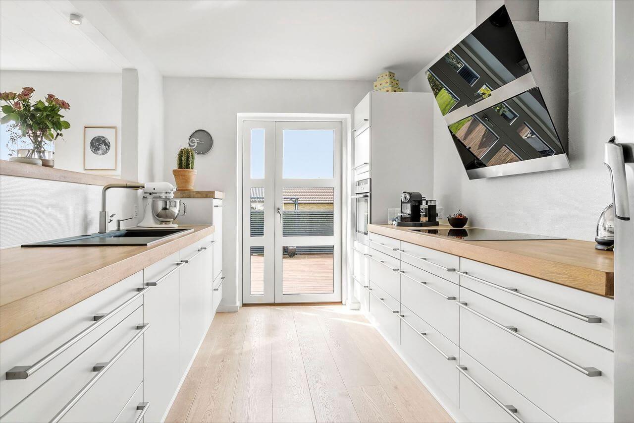 cocina en paralelo optimizando el espacio