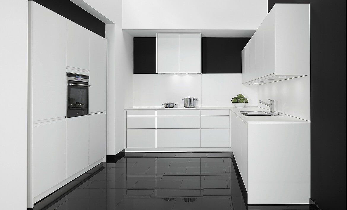 cocina en forma de u lacada blanca