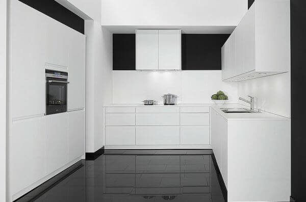 cocina de diseño blanca en forma de u