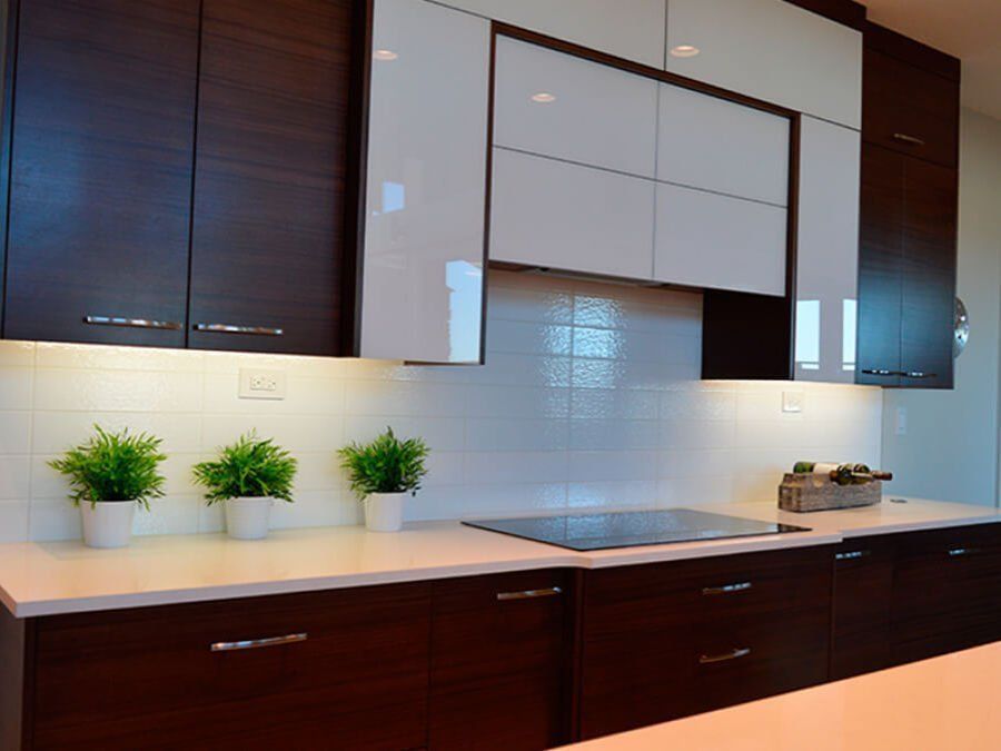cocina en madera con tirador horizontal