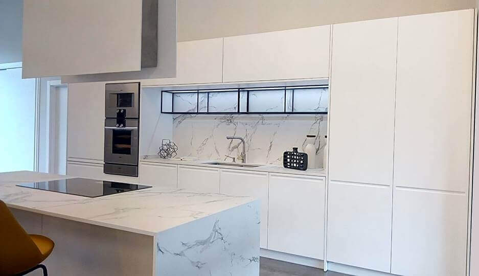cocina moderna blanca encimera marmol