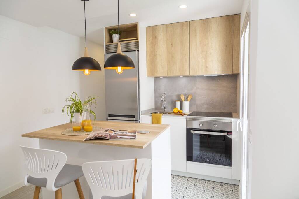 cocina muy pequeña abierta al salon