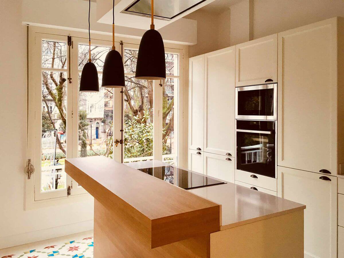 cocina rustica moderna con barra