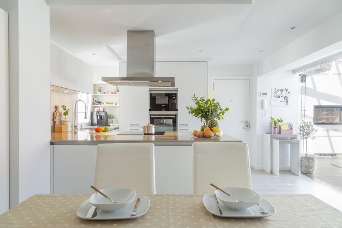 cocina blanca iluminada con luz natural