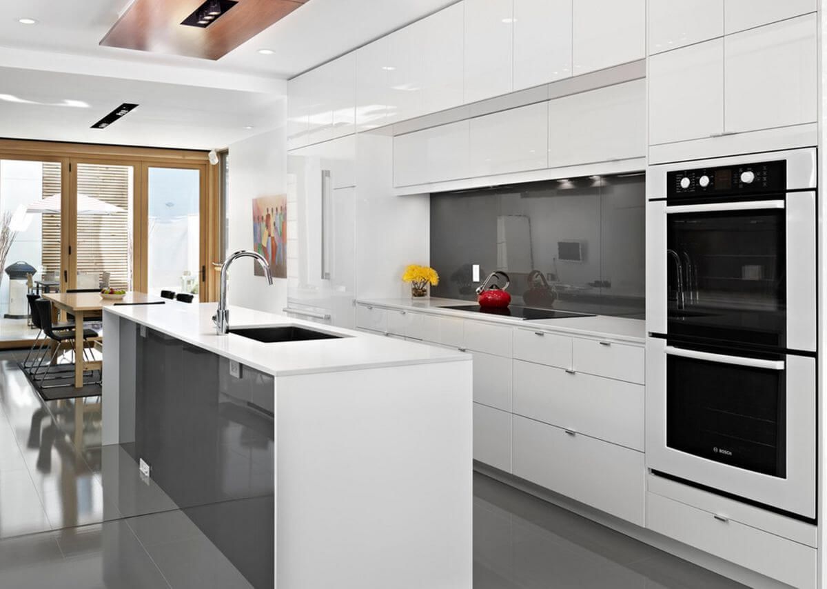cocinas blancas y grises con puertas blancas y costados en gris
