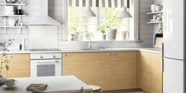 cocinas color en madera clara
