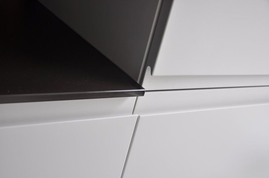 cocina con uñero lacado enfrentado