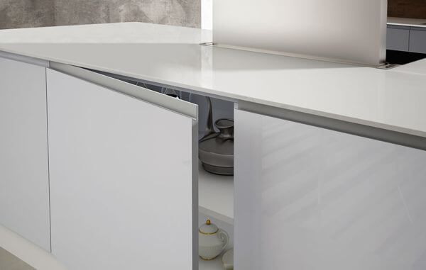 cocina con tirador uñero en puerta blanca