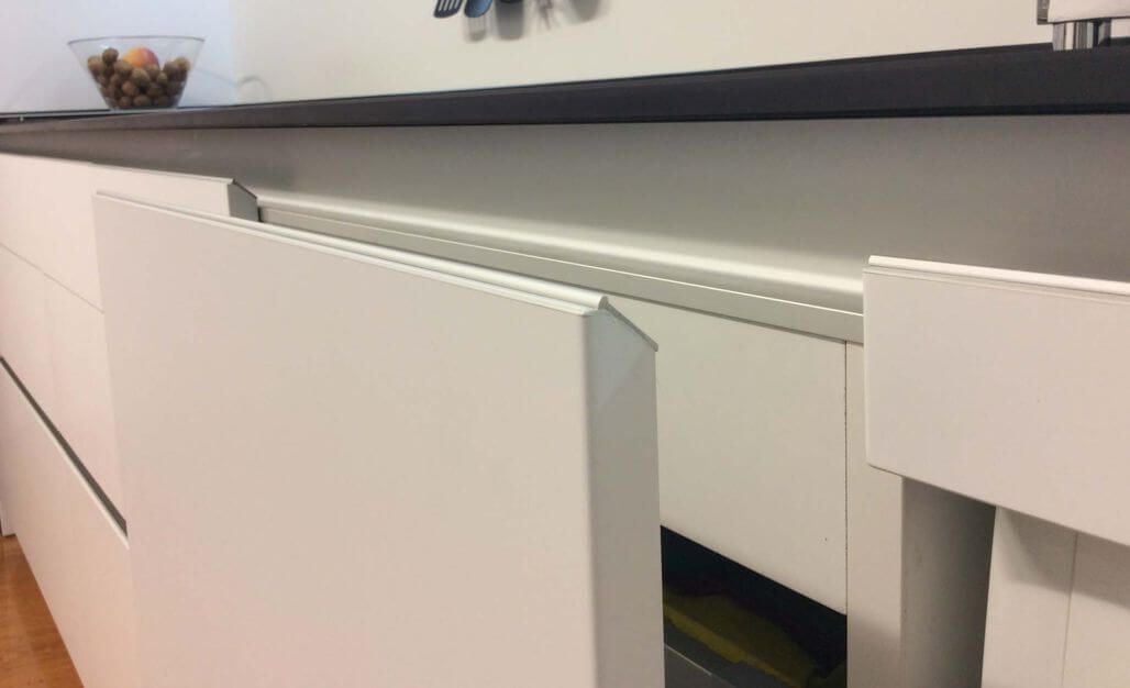 cocina con uñero puerta lacada con bisel de aluminio