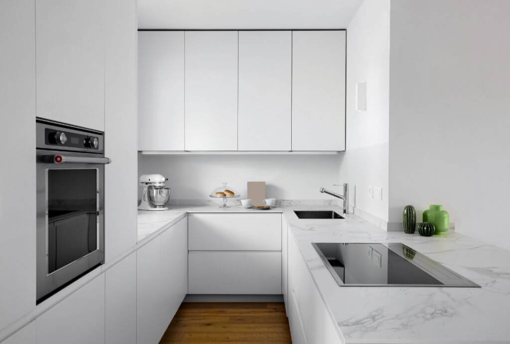 cocina integral con isla encimera blanca