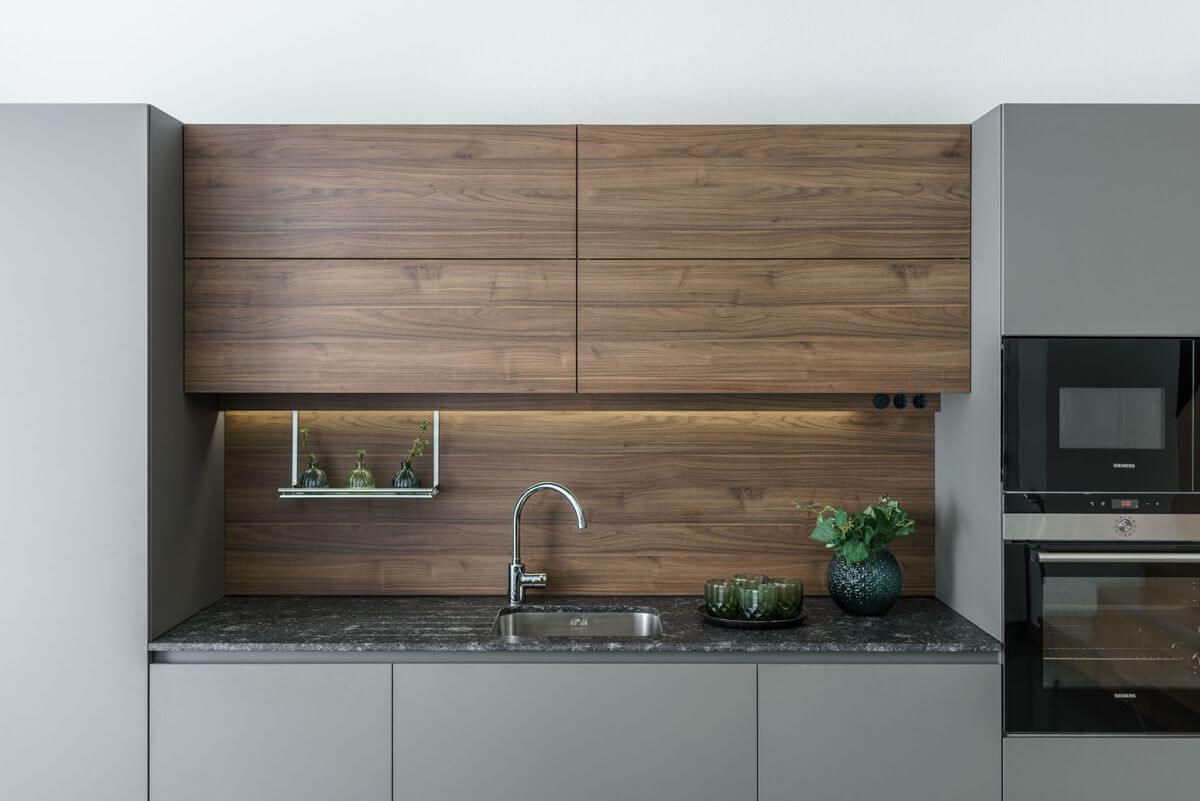 cocinas lineales pequeñas madera y blanca