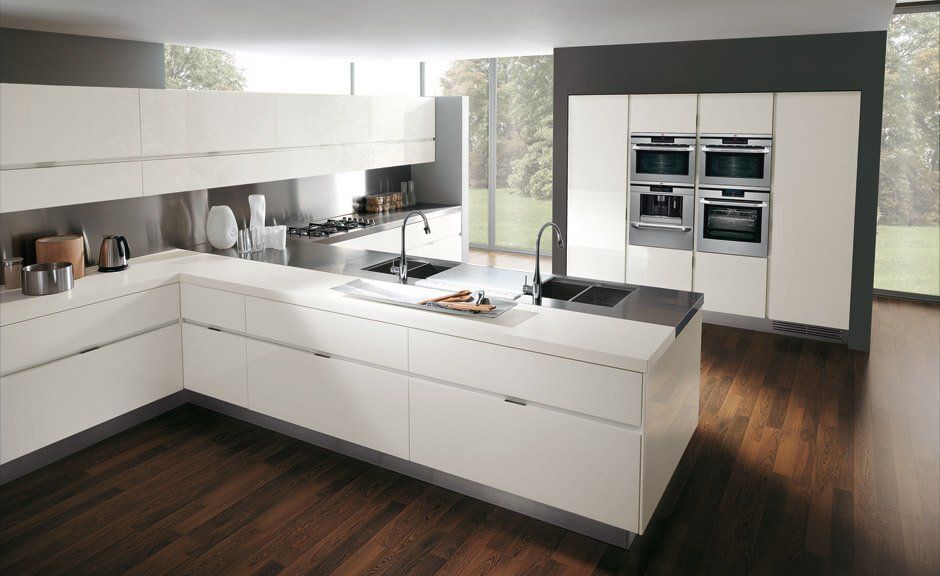 cocina moderna a medida en blanco y suelos en paquet madera oscura