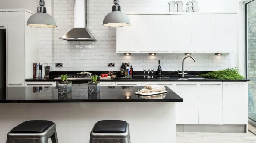 cocina moderna en blanco y negro