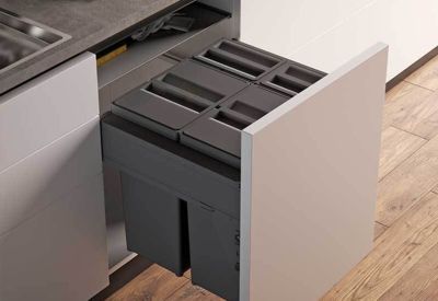 cubos de basura en cocina