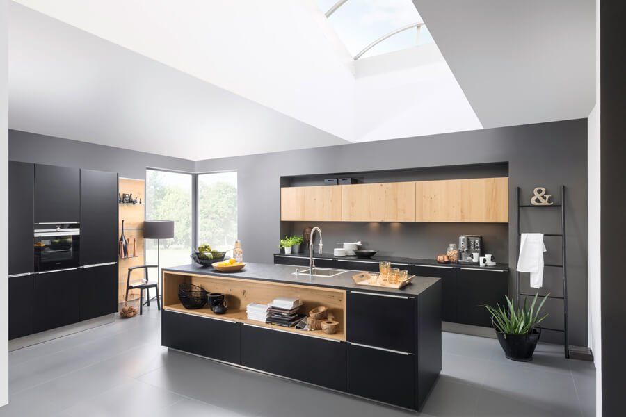 muebles de cocina en pvc puertas negras y madera