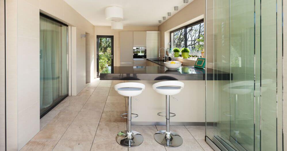 separacion del cocina al salon con mamparas de cristal