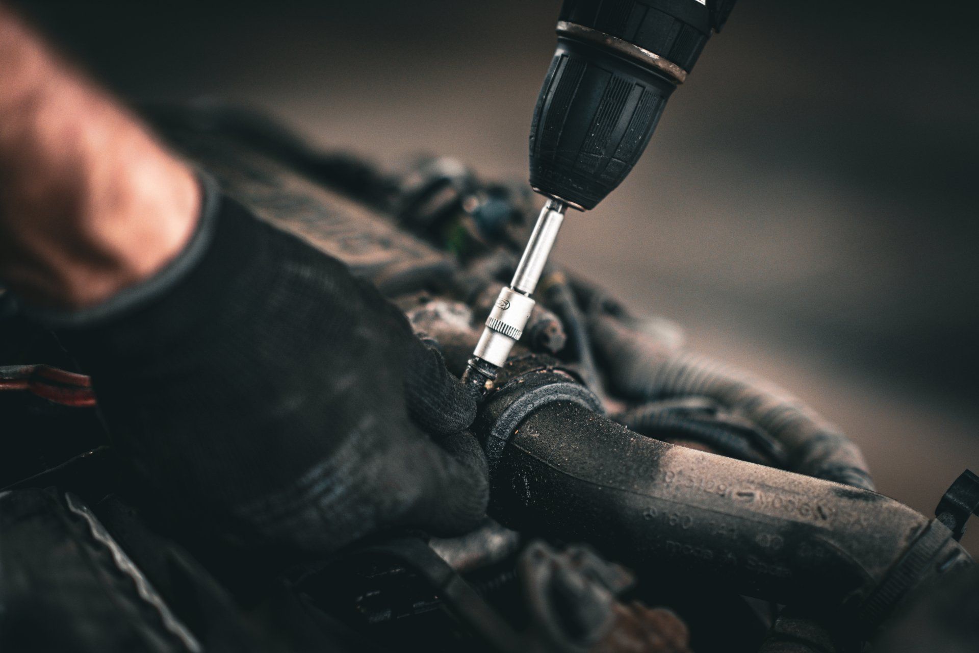 Detailaufnahme eines Kfz-Mechanikers