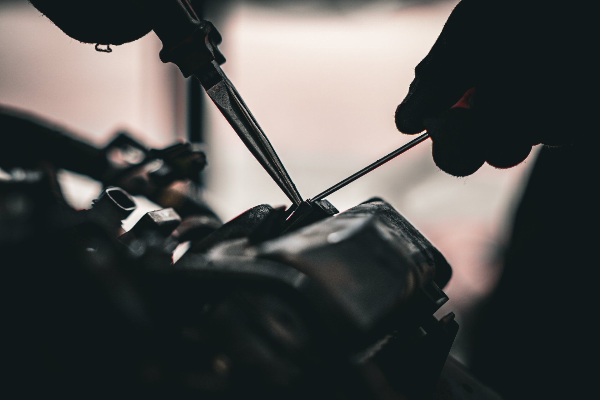 Detailaufnahme eines Kfz-Mechanikers