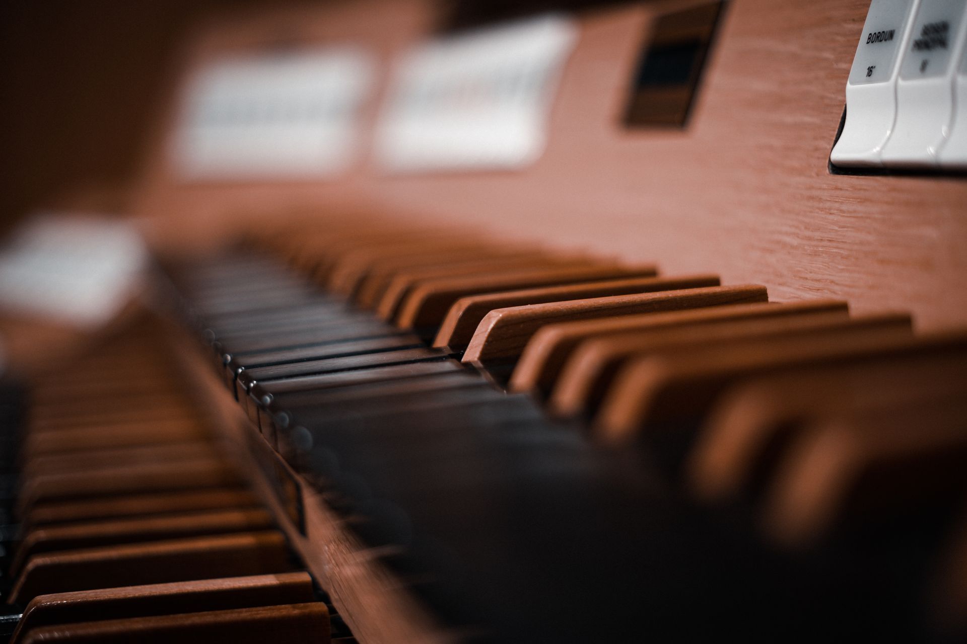 Spiele mit Perspektiven Klaviatur einer Orgel