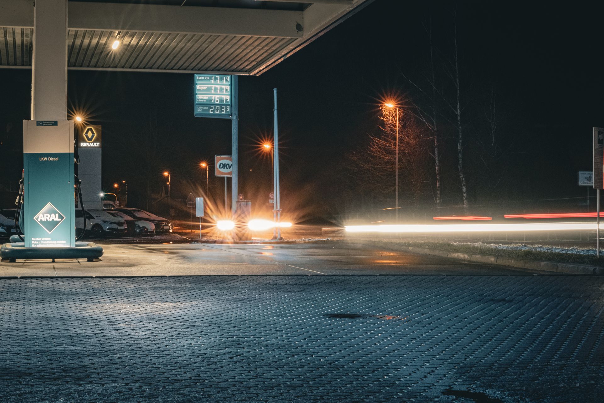 Lange Belichtungszeiten Vorbeifahrende Autos an einer Tankstelle