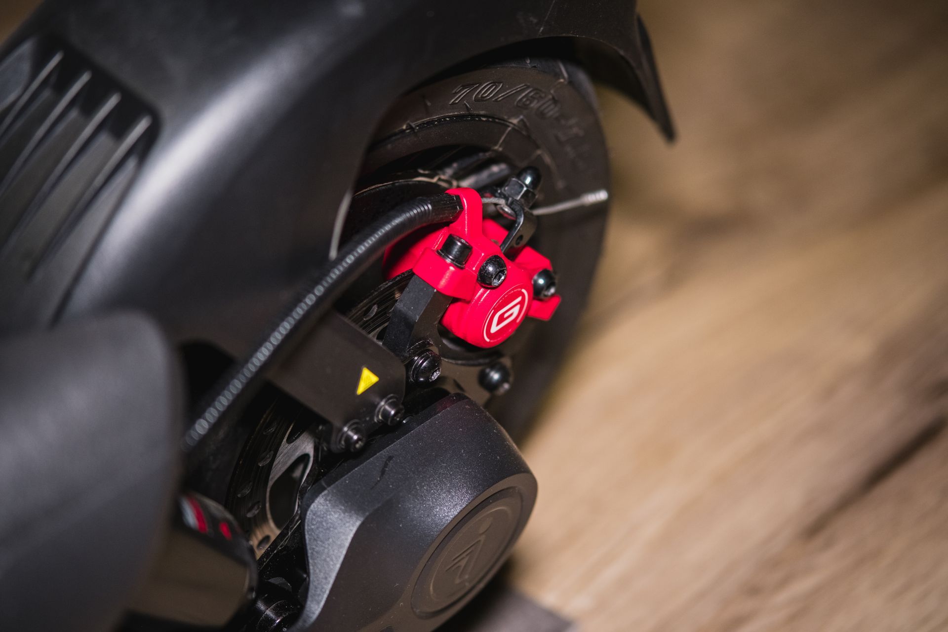 2 E-Scooter-Fahrer in der Stadt